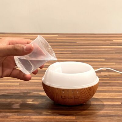 Fragrantly pour aroma diffuser with measuring cup