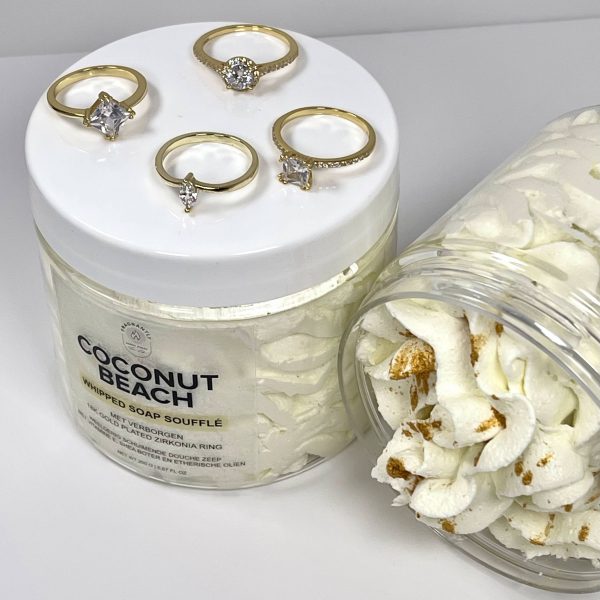 Fragrantly Whipped Soap Soufflé - Coconut Beach met verborgen 18 K gold plated ring - bovenaanzicht