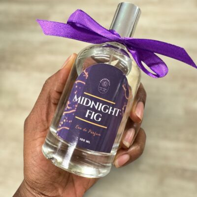 Fragrantly Mignight Fig parfum in handen