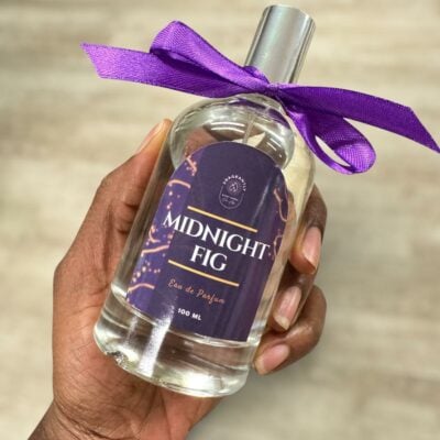 Fragrantly Mignight Fig parfum in handen