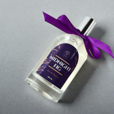 Midnight Fig eau de parfum op beton